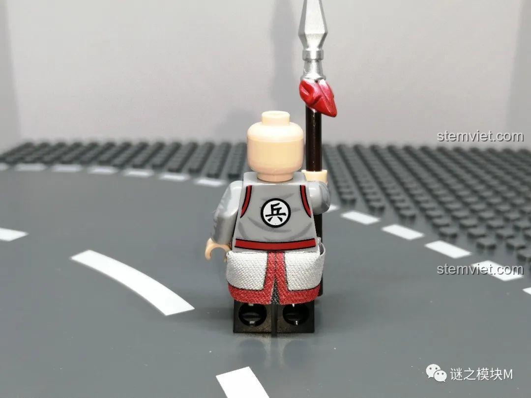 Mặt sau của Minifigure Lục Kỳ Binh, với chi tiết in ấn trên trang phục. Đồ chơi lắp ráp nhân vật lịch sử.
