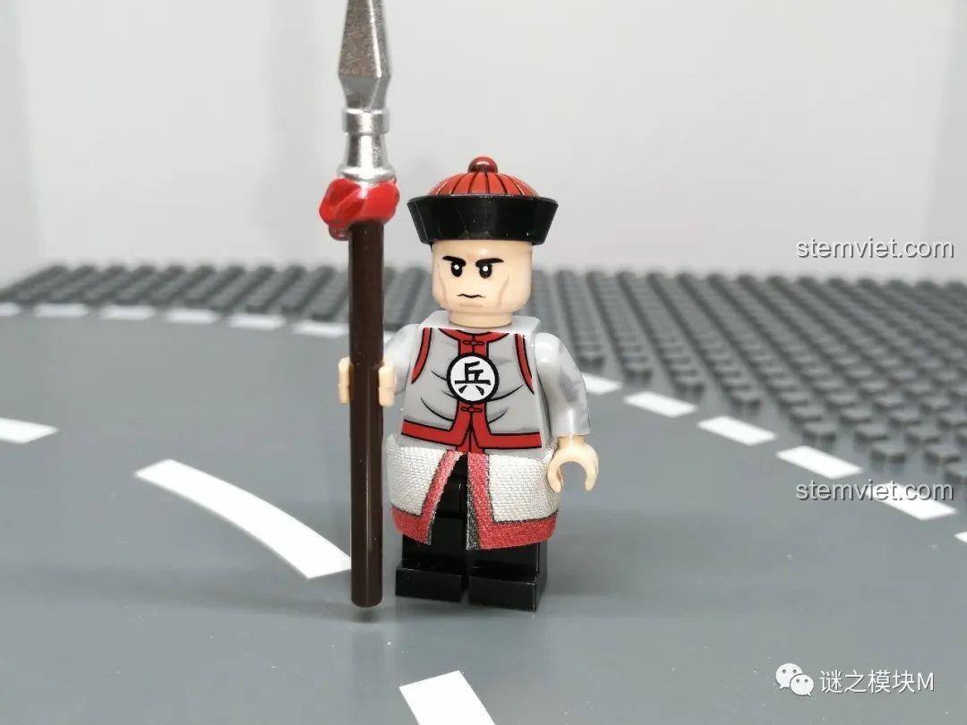 Minifigure Lục Kỳ Binh trong Bộ Minifigure Quan Lính Triều Thanh XINH 1848, với trang phục xám đỏ và thương. Đồ chơi mô hình lịch sử.