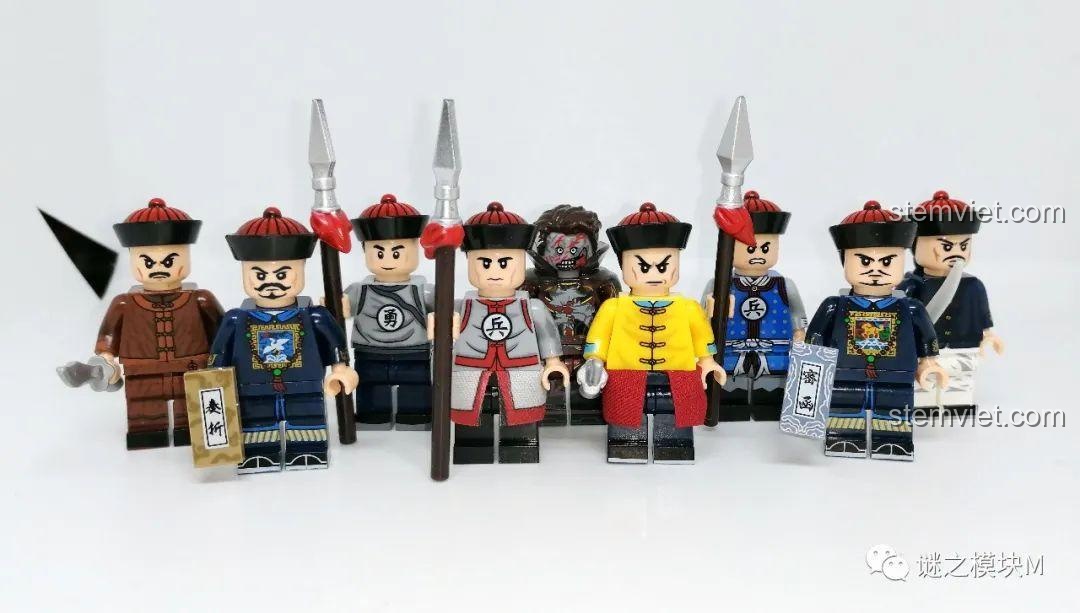 Toàn bộ 8 Minifigure Quan Lính Triều Thanh XINH 1848 đứng cùng nhau, tạo nên một đội hình lịch sử ấn tượng. Đồ chơi trưng bày đẹp mắt.