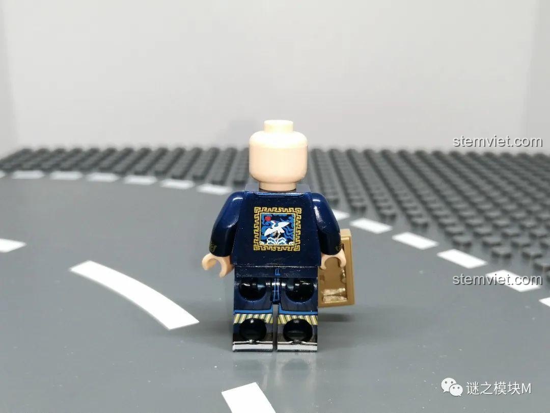 Mặt sau của Minifigure Quan văn nhất phẩm, thể hiện họa tiết in ấn phức tạp trên trang phục. Bộ Minifigure Quan Lính Triều Thanh XINH 1848.