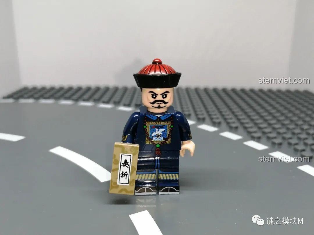 Minifigure Quan văn nhất phẩm trong Bộ Minifigure Quan Lính Triều Thanh XINH 1848, chi tiết trang phục và tấu chương. Đồ chơi giáo dục lịch sử.