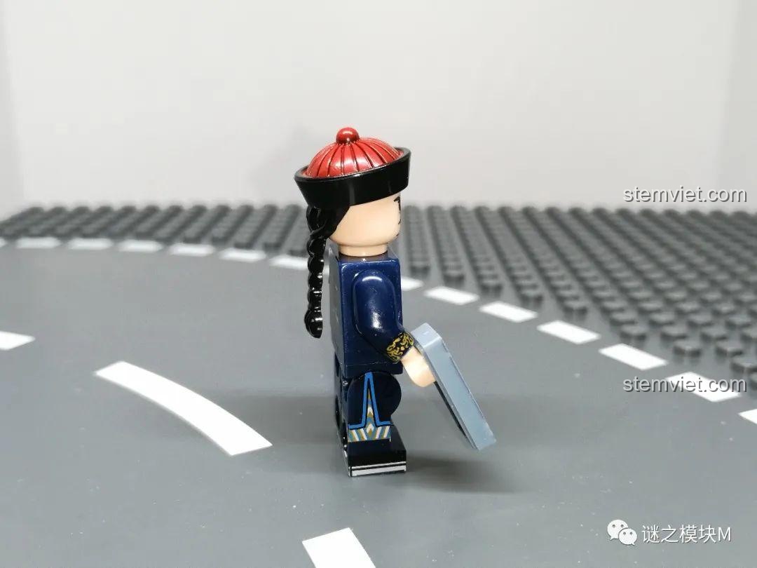 Góc nghiêng của Minifigure Quan võ nhất phẩm, cho thấy chi tiết mũ và vũ khí đi kèm. Bộ Minifigure Quan Lính Triều Thanh XINH 1848.