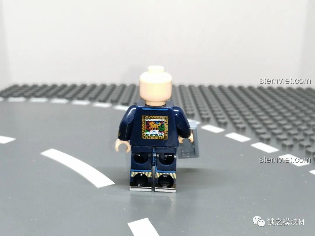 Mặt sau của Minifigure Quan võ nhất phẩm, với họa tiết in ấn trên trang phục. Đồ chơi lắp ráp nhân vật lịch sử.