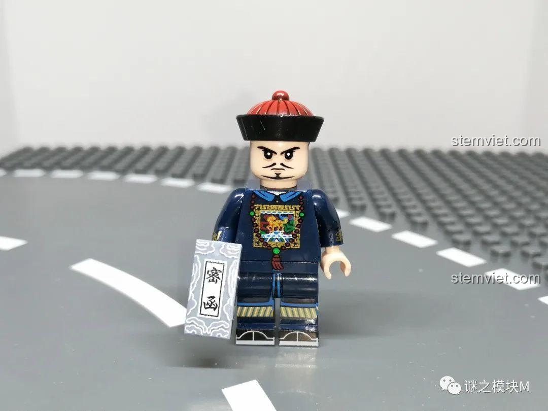 Minifigure Quan võ nhất phẩm trong Bộ Minifigure Quan Lính Triều Thanh XINH 1848, với trang phục và biểu cảm khác biệt. Đồ chơi mô hình lịch sử.