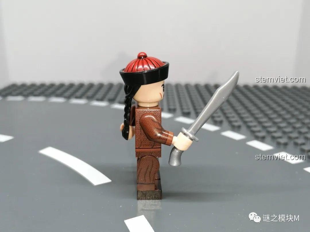 Góc nghiêng của Minifigure Thị vệ cầm đao, thể hiện chi tiết vũ khí và trang phục. Bộ Minifigure Quan Lính Triều Thanh XINH 1848.