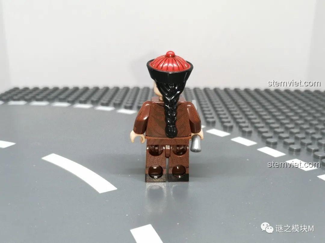 Mặt sau của Minifigure Thị vệ cầm đao, với chi tiết in ấn trên trang phục. Đồ chơi lắp ráp nhân vật lịch sử.