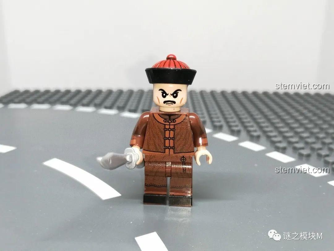 Minifigure Thị vệ cầm đao trong Bộ Minifigure Quan Lính Triều Thanh XINH 1848, với trang phục màu nâu và đao. Đồ chơi mô hình lịch sử Trung Quốc.