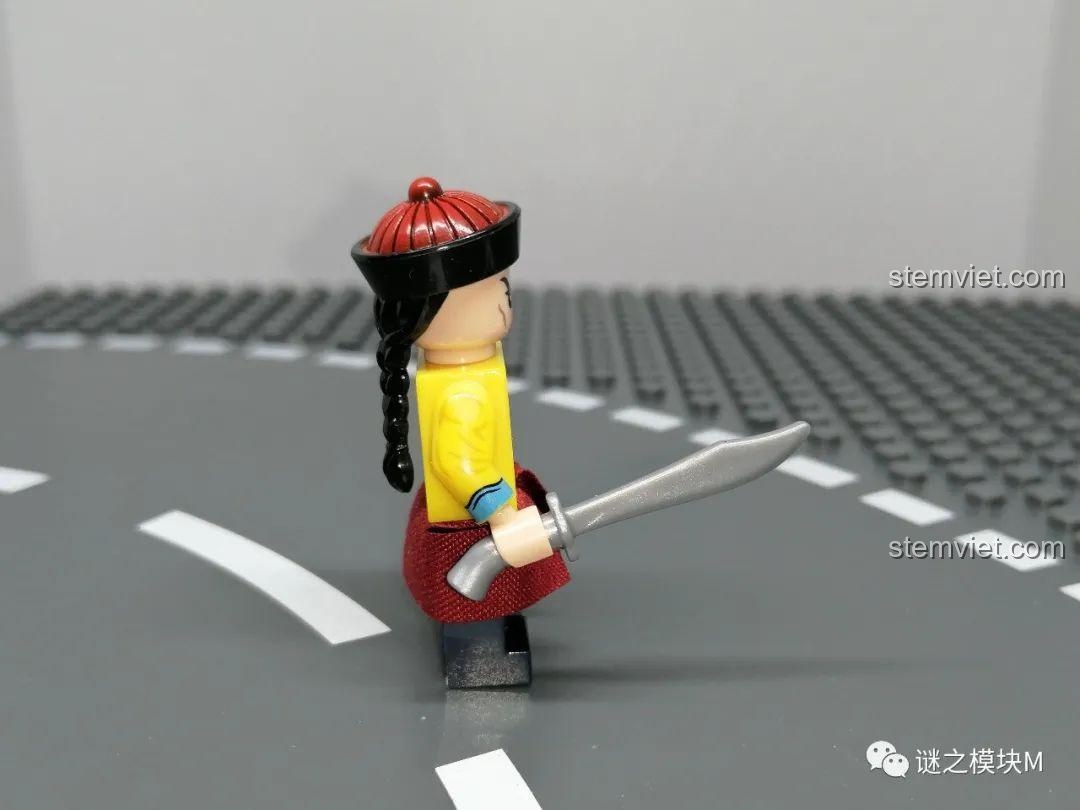 Góc nghiêng của Minifigure Thị vệ Ngự tiền, thể hiện chi tiết vũ khí và trang phục. Bộ Minifigure Quan Lính Triều Thanh XINH 1848.