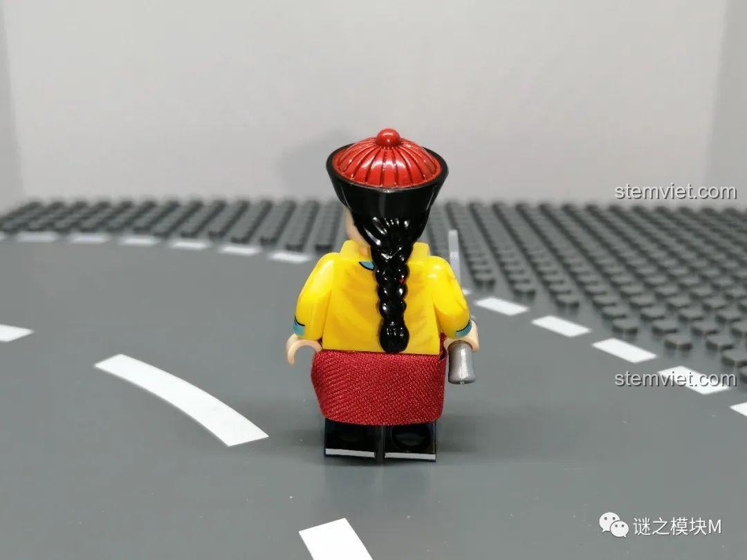 Mặt sau của Minifigure Thị vệ Ngự tiền, với chi tiết in ấn trên trang phục. Đồ chơi lắp ráp nhân vật lịch sử.