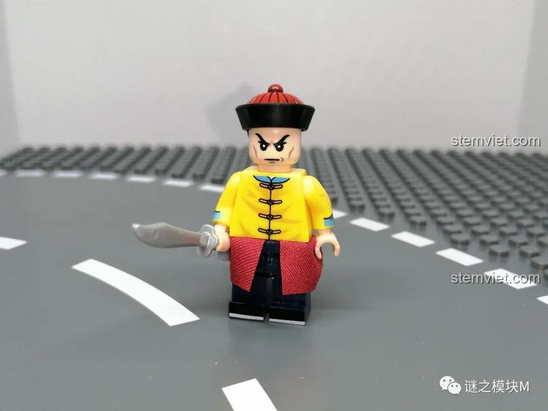 Minifigure Thị vệ Ngự tiền trong Bộ Minifigure Quan Lính Triều Thanh XINH 1848, với trang phục vàng nổi bật và đao. Đồ chơi mô hình lịch sử.
