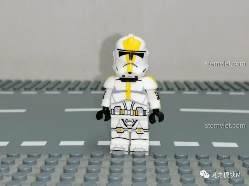 Mặt sau của Minifigure chỉ huy 327th Star Corps Bly XINH, chi tiết in ấn sắc nét