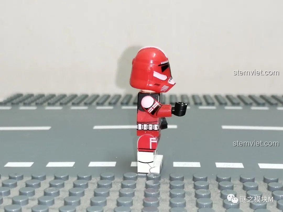 Minifigure chỉ huy Coruscant Guard Fox XINH, góc nhìn bên hông, thể hiện độ khớp nối linh hoạt