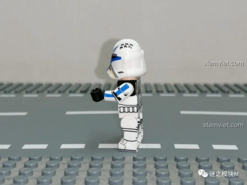 Minifigure đại úy 501st Legion Rex XINH, góc nhìn bên hông, thể hiện độ khớp nối linh hoạt
