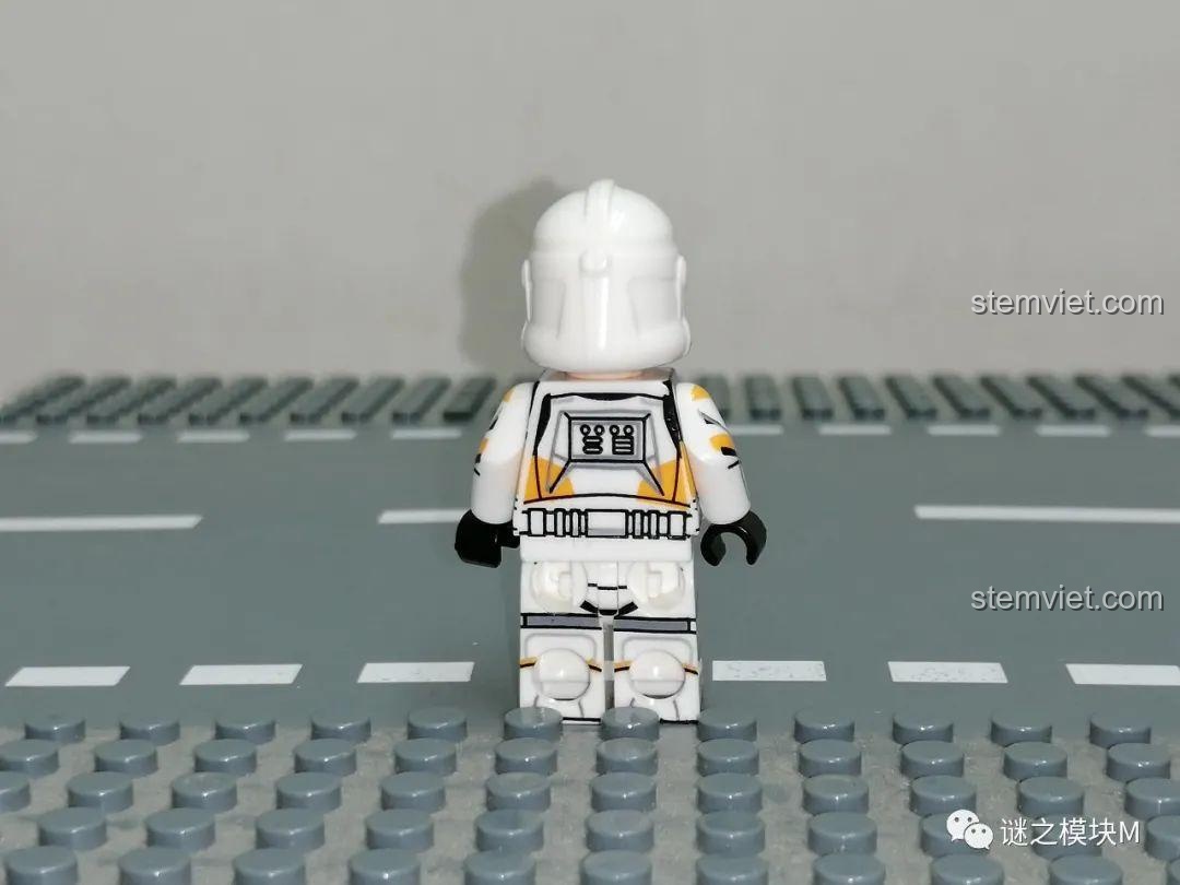 Minifigure lính 212th Attack Battalion XINH, góc nhìn bên hông, thể hiện độ khớp nối linh hoạt