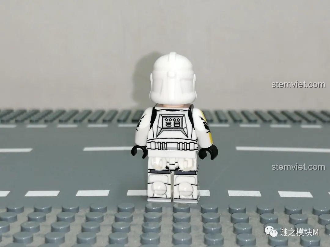 Minifigure lính 327th Attack Battalion XINH, góc nhìn bên hông, thể hiện độ khớp nối linh hoạt