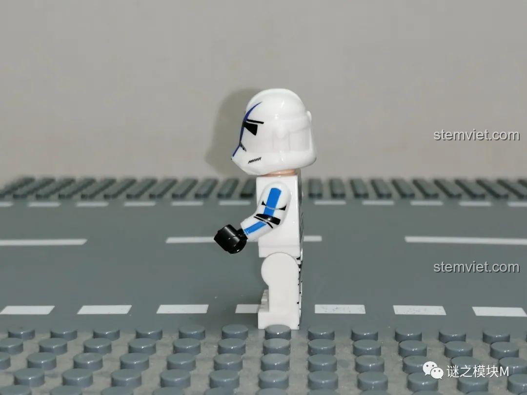 Minifigure lính nhân bản Star Wars XINH màu xanh dương, góc nhìn bên hông, thể hiện độ khớp nối linh hoạt