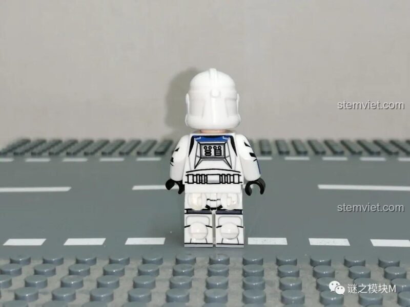 Mặt sau của Minifigure lính nhân bản Star Wars XINH màu xanh dương, chi tiết in ấn sắc nét