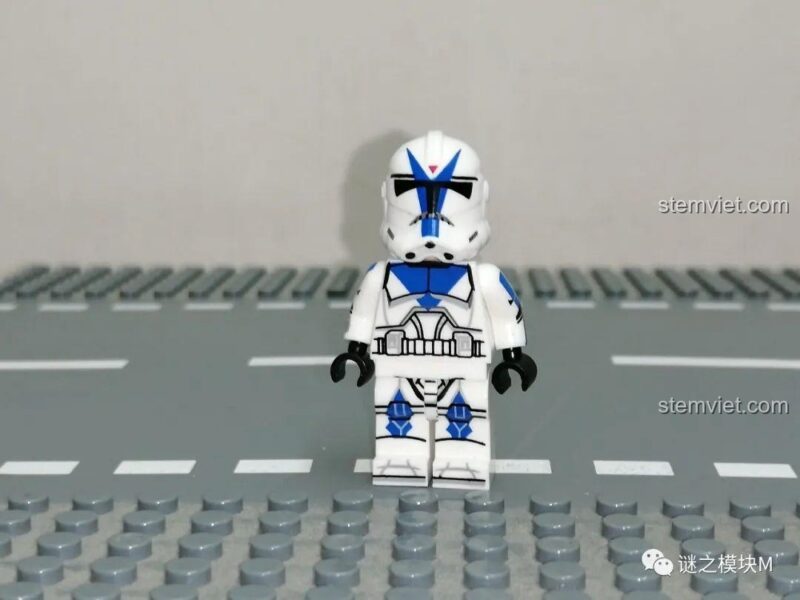 Minifigure lính nhân bản Star Wars XINH màu xanh dương, góc nhìn chính diện, chi tiết in ấn rõ ràng