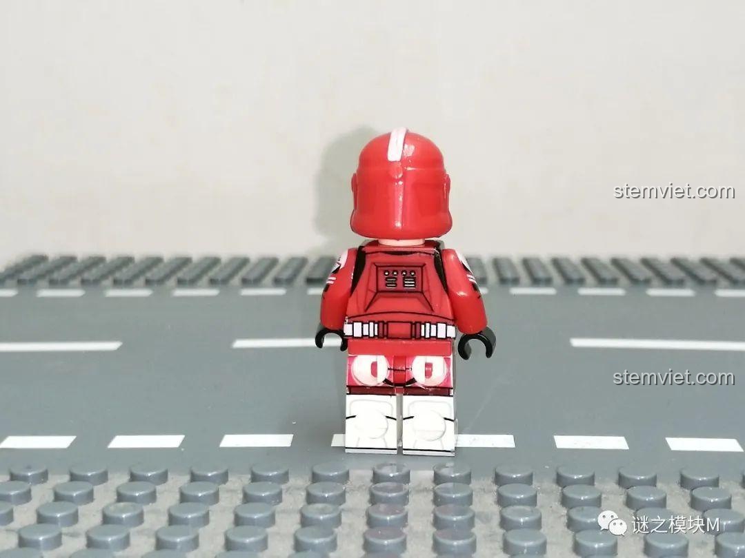 Minifigure 212th Attack Battalion Trooper, một chiến binh dũng cảm trong đồ chơi mô hình XINH-X0300, với màu cam đặc trưng.