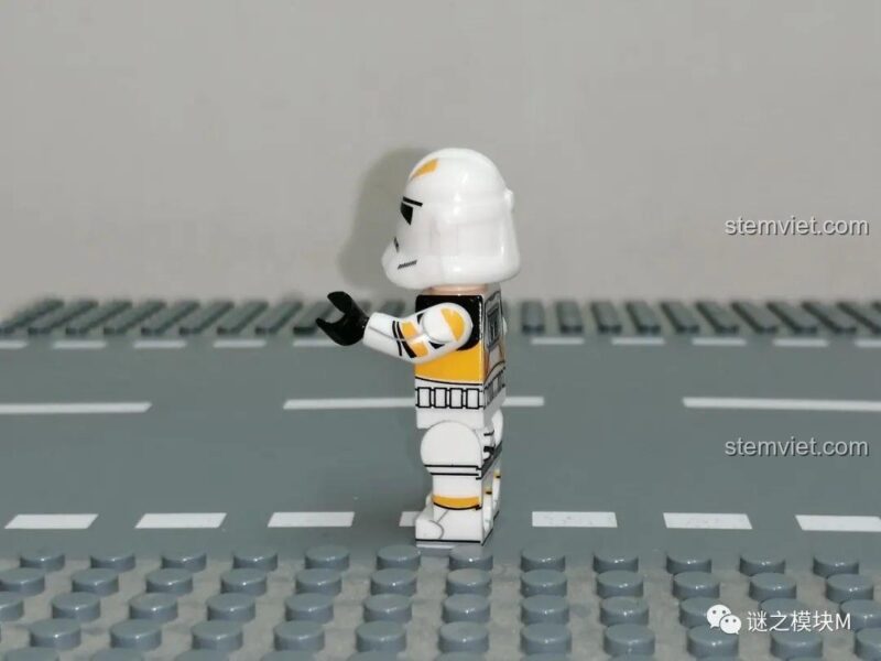 Góc nghiêng khác của Minifigure 212th Attack Battalion Trooper, cho thấy sự hoàn thiện của X0300 Bộ Minifigure Star Wars.
