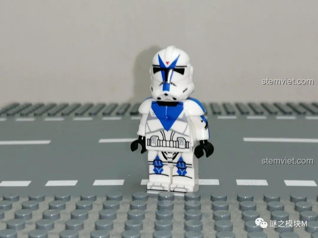 Minifigure 501st Legion Dogma, một chiến binh dũng cảm trong bộ đồ chơi Minifigure Lính Quân Đoàn Star Wars XINH X0300, cho bé trai 6 tuổi.