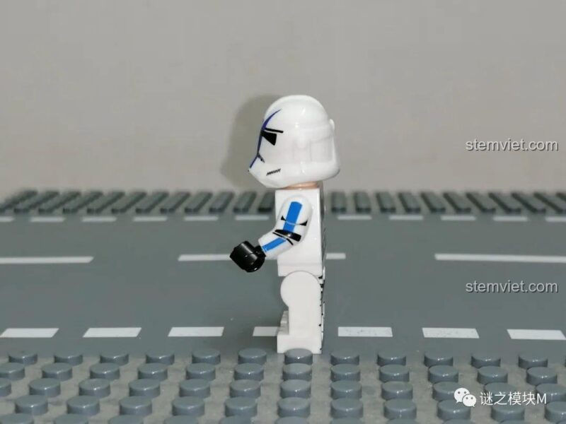 Góc nghiêng khác của Minifigure 501st Legion Dogma, thể hiện sự đa dạng trong set đồ chơi XINH-X0300.
