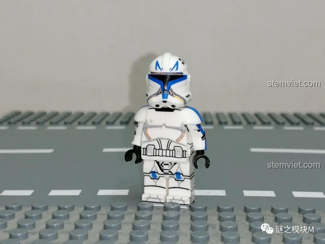 Minifigure Captain Rex, một chỉ huy nổi tiếng trong XINH X0300 bộ đồ chơi, với áo giáp xanh đặc trưng.