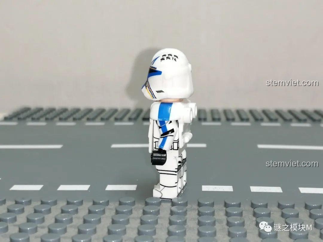 Góc nghiêng của Minifigure Captain Rex, thể hiện chi tiết in ấn trên áo giáp của XINH-X-0300 bộ lắp ghép.