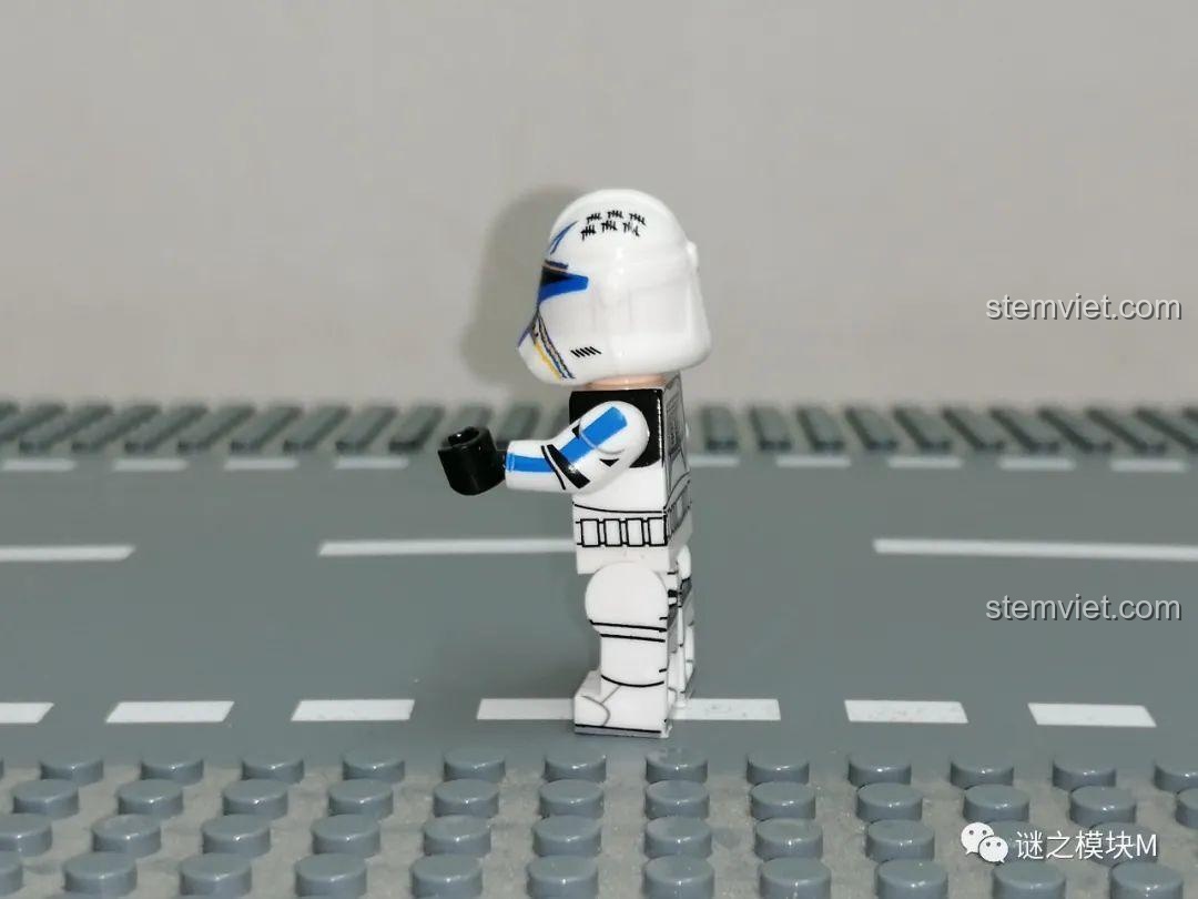 Góc nghiêng khác của Minifigure Captain Rex, cho thấy sự linh hoạt và chi tiết của Minifigure Chiến Binh Star Wars set đồ chơi.