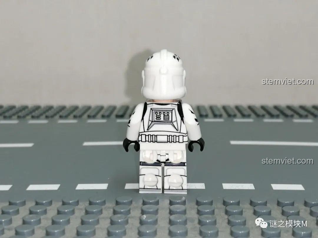 Mặt sau của Minifigure Captain Rex, chi tiết in ấn rõ ràng, là một phần của Bộ Minifigure Star Wars XINH-X0300.