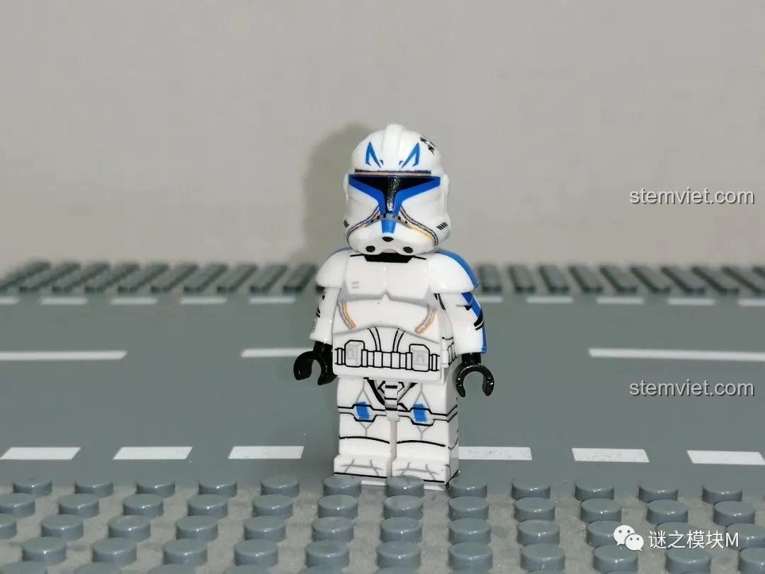 Ảnh cận cảnh mặt trước minifigure 501st Legion Captain Rex từ bộ XINH X0300, tập trung vào tổng thể thiết kế - XINH X0300 Minifigure Clone Trooper chất lượng cao giá tốt.