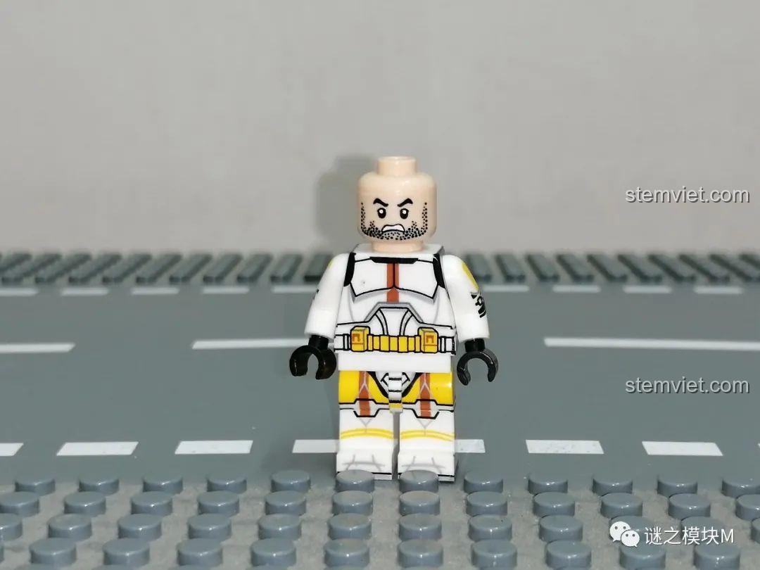 Góc nghiêng của Minifigure Commander Bly, thể hiện chi tiết in ấn trên áo giáp của Minifigure Chiến Binh Star Wars XINH-X-0300.