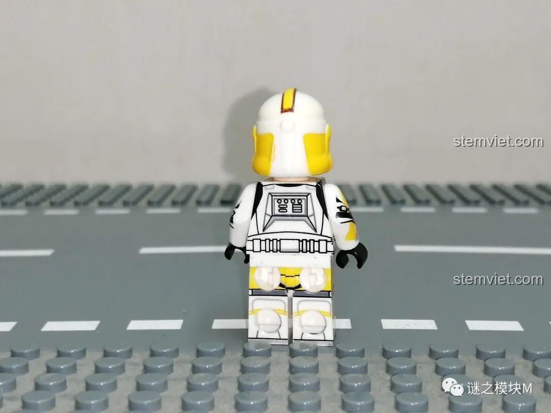 Góc nghiêng khác của Minifigure Commander Bly, cho thấy sự linh hoạt và chi tiết của bộ đồ chơi XINH-X-0300.