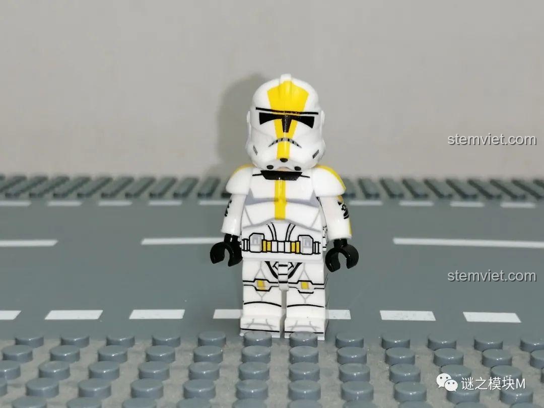 Mặt sau của Minifigure Commander Bly, chi tiết in ấn rõ ràng, là một phần của bộ lắp ghép Minifigure Chiến Binh Star Wars.