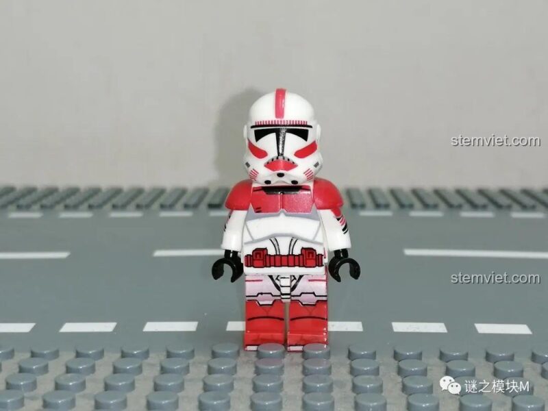 Minifigure Coruscant Guard Trooper trong set đồ chơi XINH-X0300, chi tiết in ấn sắc nét, phù hợp bé trai 6 tuổi yêu thích Star Wars.
