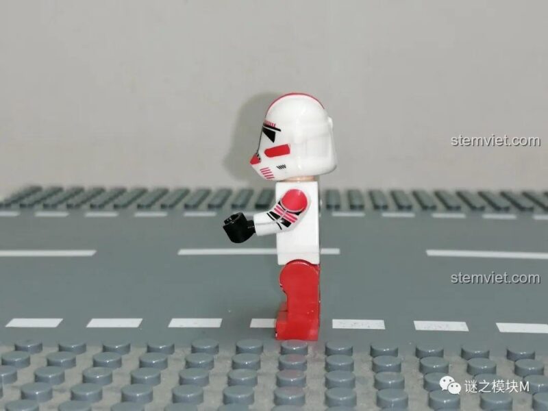 Góc nghiêng của Minifigure Coruscant Guard Trooper, thể hiện sự linh hoạt của đồ chơi mô hình Minifigure Lính Quân Đoàn Star Wars XINH.