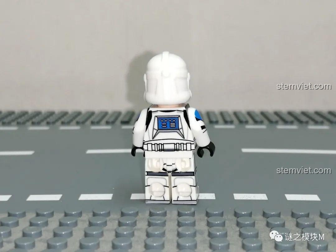 Minifigure trung sĩ 501st Legion XINH, góc nhìn bên hông, thể hiện độ khớp nối linh hoạt