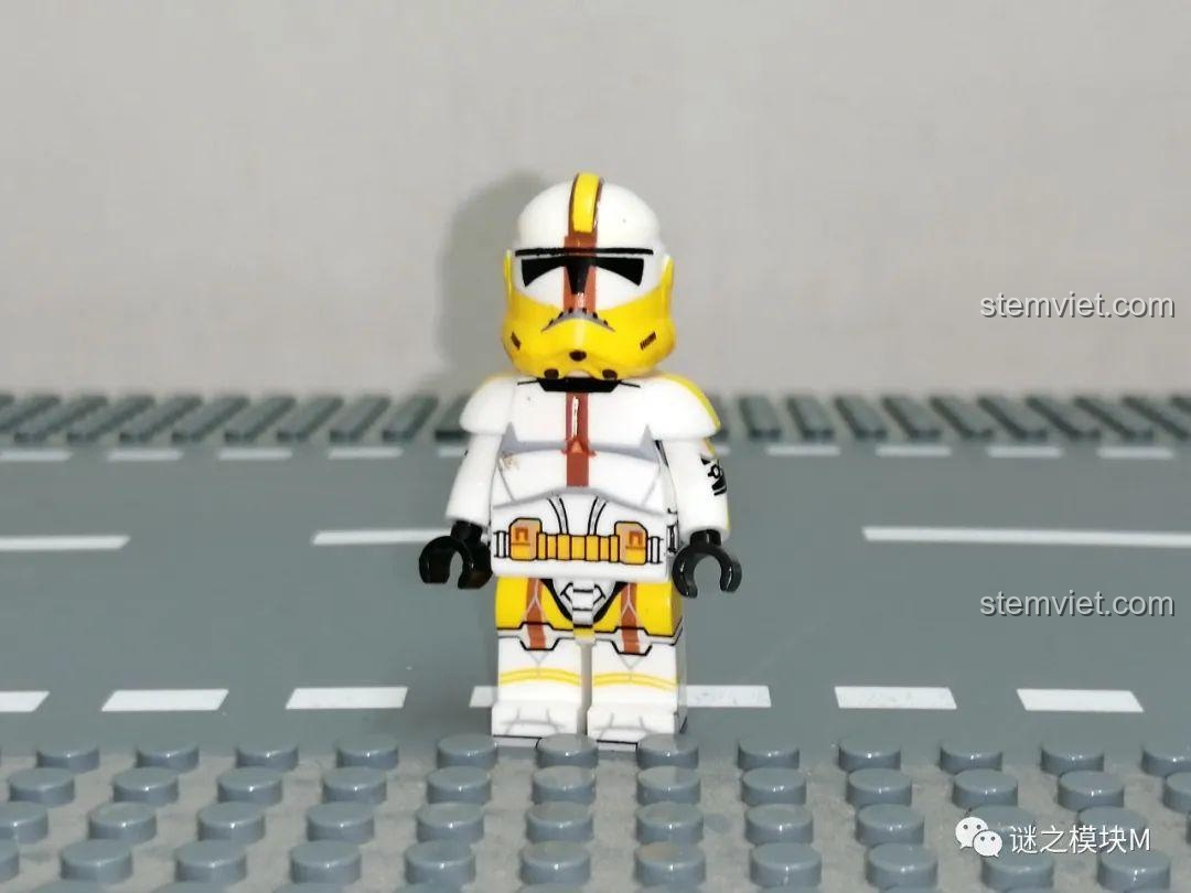 Mặt sau của Minifigure trung sĩ 501st Legion XINH, chi tiết in ấn sắc nét