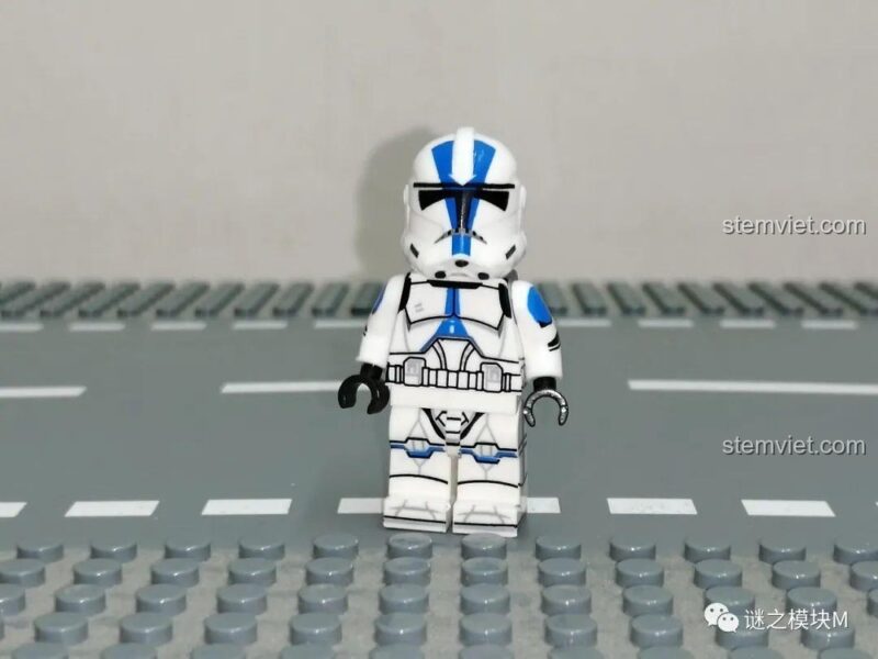 Mặt sau của Minifigure trung sĩ 501st Legion XINH, thể hiện chi tiết in ấn sắc nét