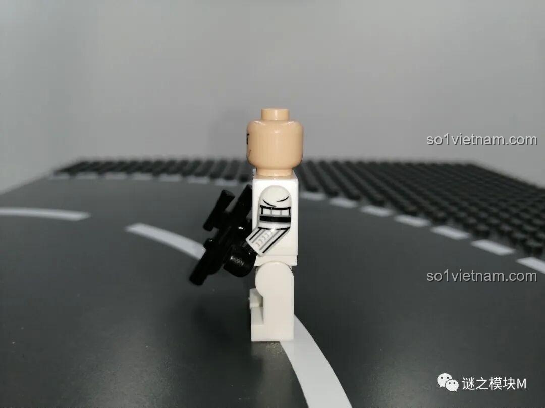 Minifigure Imperial Stormtrooper Star Wars XINH X0305 nhìn từ bên cạnh