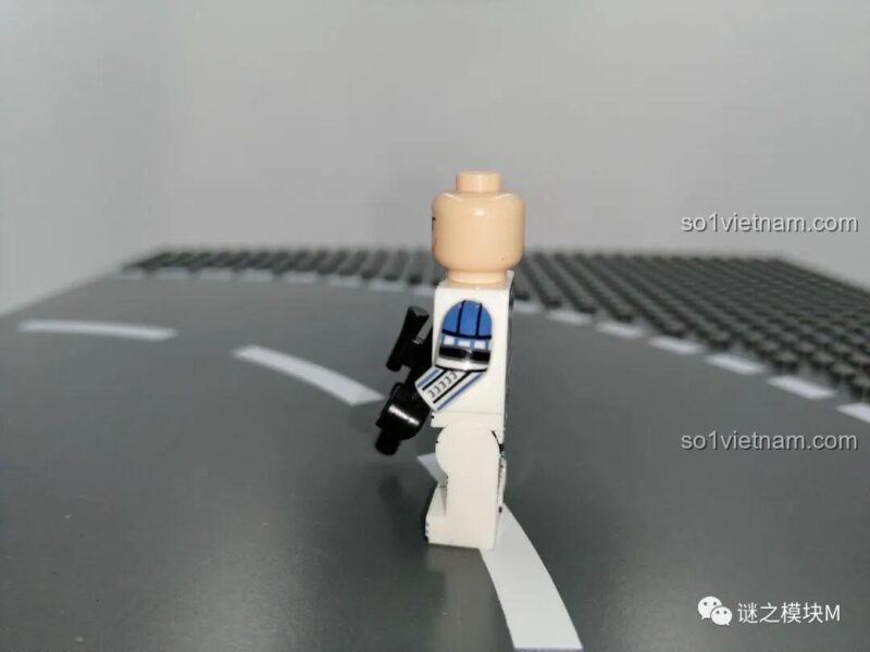 Minifigure Imperial Stormtrooper Commander Star Wars XINH X0305 nhìn từ bên cạnh