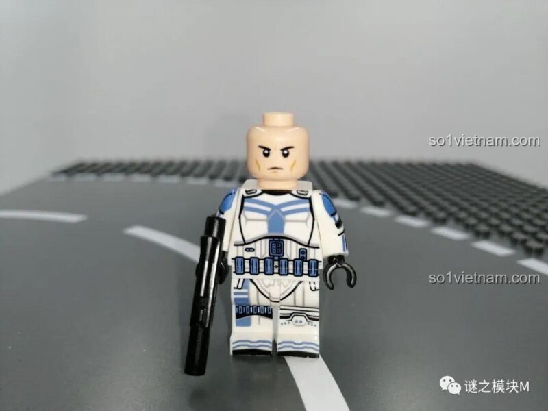 Review nhân vật Imperial Stormtrooper Commander Star Wars XINH X0305 (mặt sau)