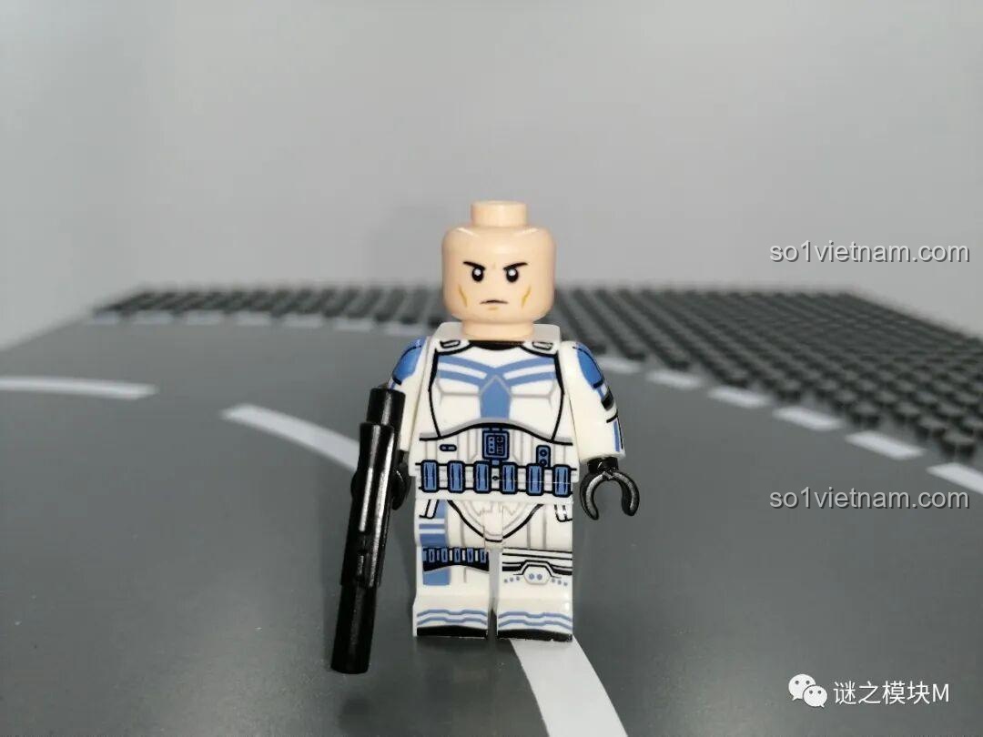 Review nhân vật Imperial Stormtrooper Commander Star Wars XINH X0305 (mặt sau)