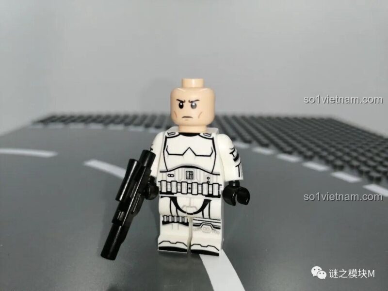 Review nhân vật Imperial Stormtrooper Star Wars XINH X0305 (mặt sau)