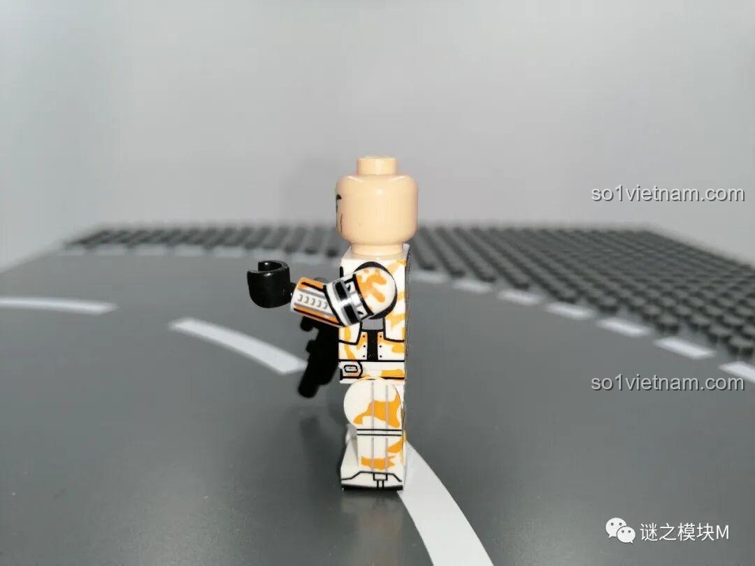 Minifigure Sandtrooper Star Wars XINH X0305 nhìn từ bên cạnh