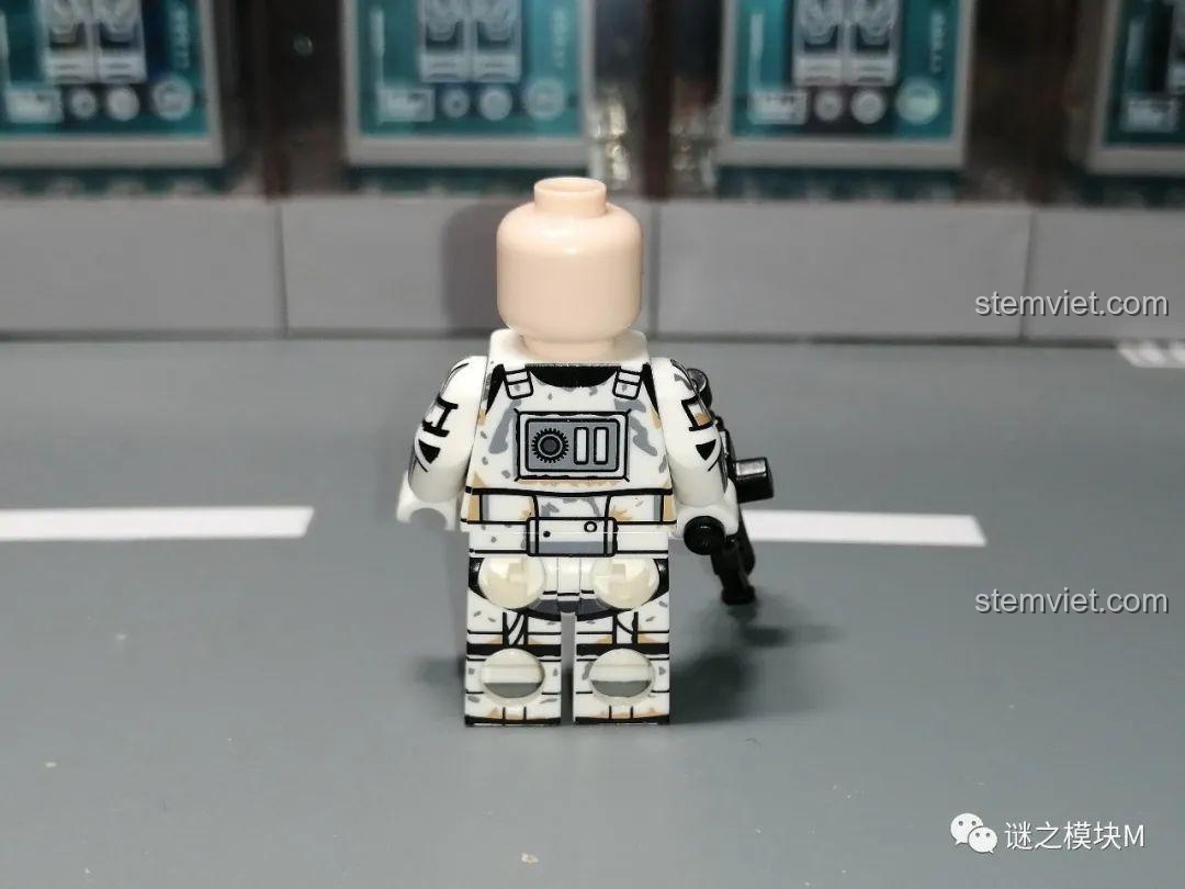 Minifigure Battle Damaged Stormtrooper XINH X0307, góc nhìn bên hông, set đồ chơi Battle Damaged Stormtrooper chất lượng cao.