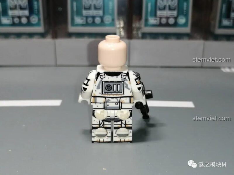 Minifigure Battle Damaged Stormtrooper XINH X0307 nhìn từ bên cạnh, đồ chơi mô hình Star Wars với chi tiết tỉ mỉ.