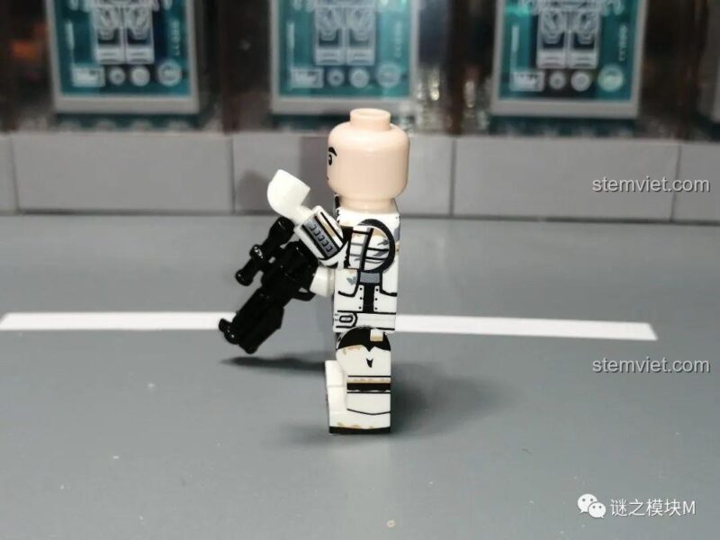 Minifigure Battle Damaged Stormtrooper từ Minifigure Star Wars X0307, chất lượng cao, phù hợp cho bé trai 6 tuổi.
