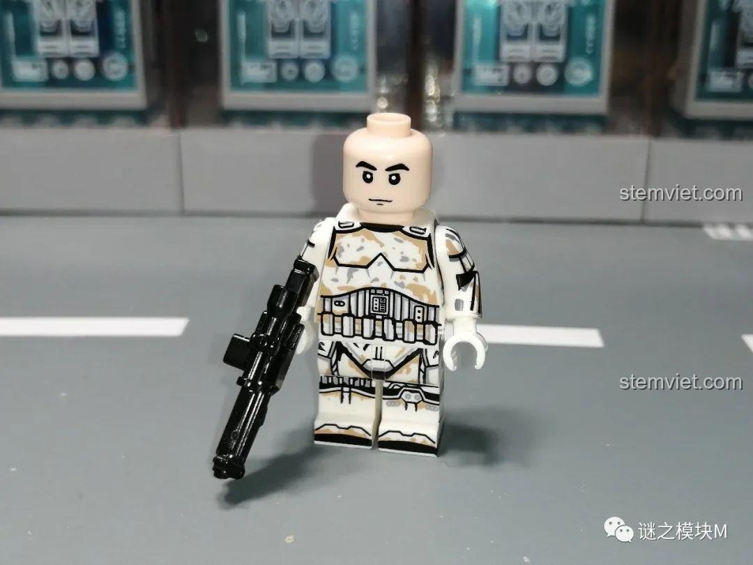 Minifigure Imperial Stormtrooper XINH X0307, mặt sau với các chi tiết in ấn, bộ đồ chơi XINH cho bé trai 8 tuổi.