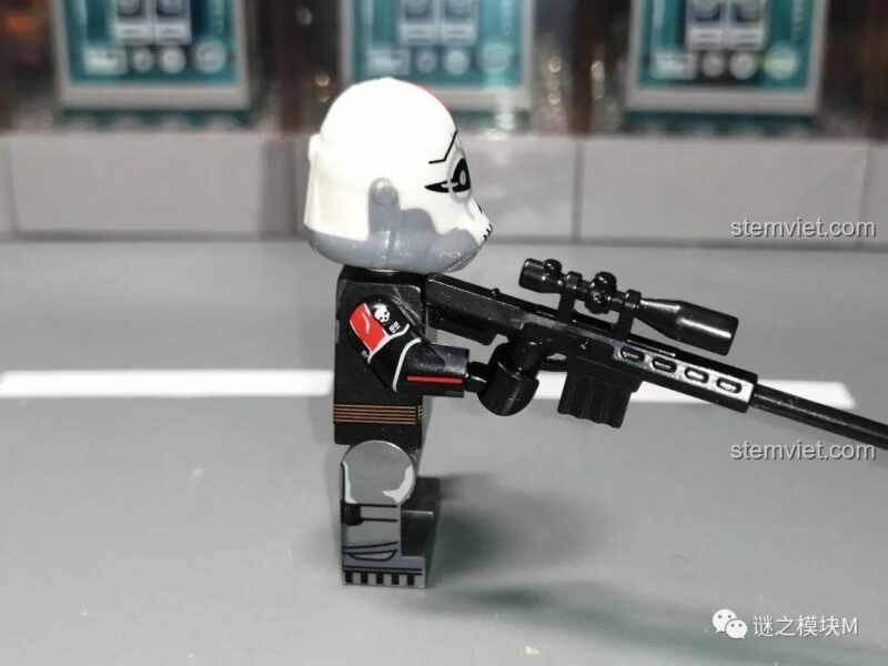 Minifigure Crosshair XINH X0307 nhìn từ bên cạnh, đồ chơi lắp ghép Star Wars với vũ khí hiện đại.